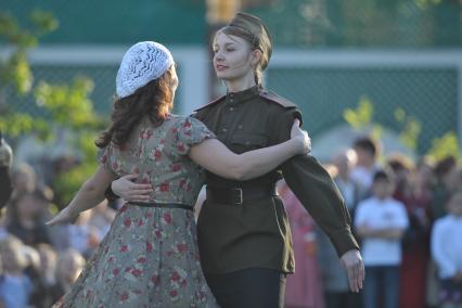 Бал Победы ШЕСТЬ ЧАСОВ ВЕЧЕРА ПОСЛЕ ВОЙНЫ в саду Эрмитаж, Москва, 9 мая 2011 года