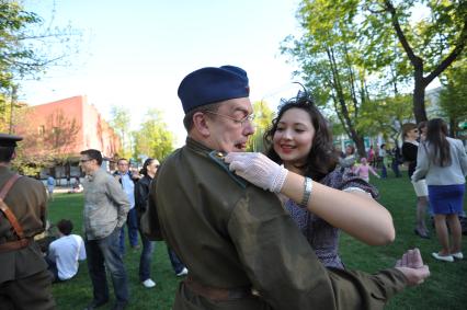 Бал Победы ШЕСТЬ ЧАСОВ ВЕЧЕРА ПОСЛЕ ВОЙНЫ в саду Эрмитаж, Москва, 9 мая 2011 года