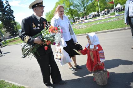 Ветеранам дарят цветы на празднование Дня Победы в ЦПКиО им. Горького, Москва, 9 мая 2011 года