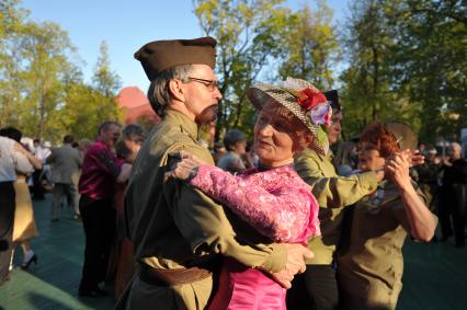 Бал Победы ШЕСТЬ ЧАСОВ ВЕЧЕРА ПОСЛЕ ВОЙНЫ в саду Эрмитаж, Москва, 9 мая 2011 года