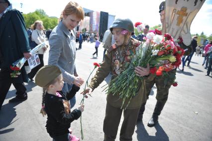 Ветеранам дарят цветы на празднование Дня Победы в ЦПКиО им. Горького, Москва, 9 мая 2011 года