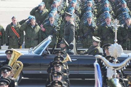 Репетиция парада Победы в Таманской дивизии в Подмосковье, Саратов, 22 апреля 2011г. На фото:  Кабриолет ЗИЛ-41044 115В