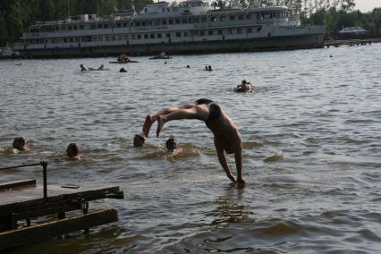 Лето. Купание. Прыжки в воду.