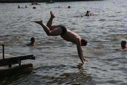 Лето. Купание. Прыжки в воду.