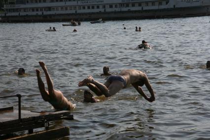 Лето. Купание. Прыжки в воду.