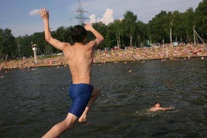 Лето. Купание. Прыжки в воду.