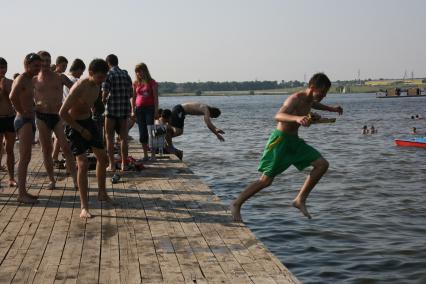 Лето. Купание. Прыжки в воду.