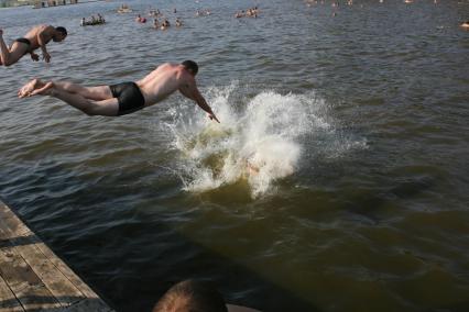 Лето. Купание. Прыжки в воду.