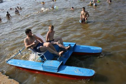 Лето. Купание. Водный велосипед.