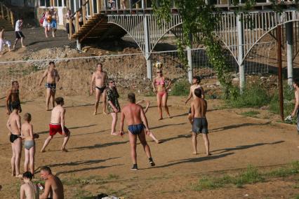 Лето. Городской пляж. Волейбол.