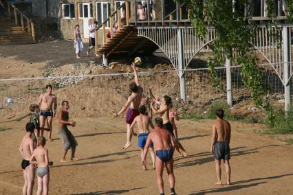 Лето. Городской пляж. Волейбол.