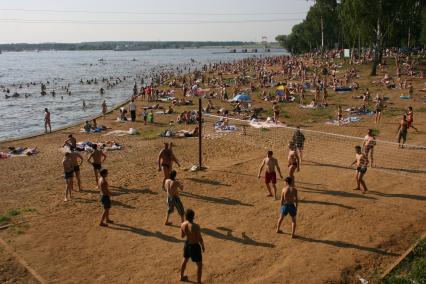 Лето. Городской пляж. Волейбол.