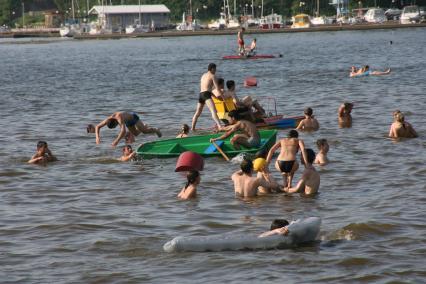 Лето. Купание. Прыжок с лодки.