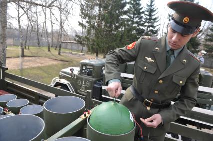 Военные машины для запуска салюта, Москва, 28 апреля 2011 года