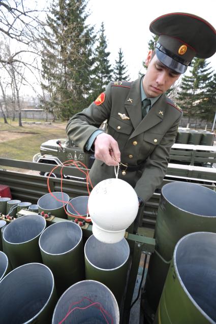 Военные машины для запуска салюта, Москва, 28 апреля 2011 года