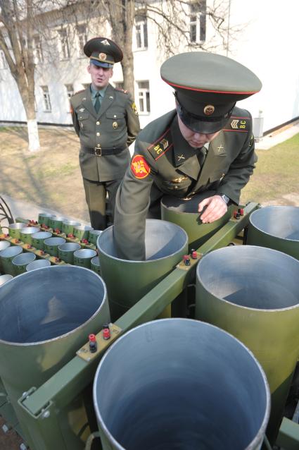 Военные машины для запуска салюта, Москва, 28 апреля 2011 года