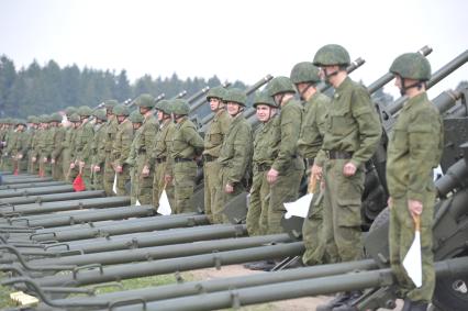 Солдаты салютного дивизиона запускают салют, Москва, 28 апреля 2011 года