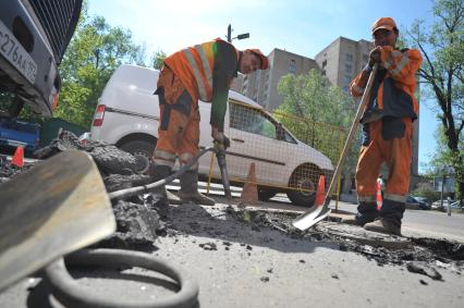 Гастарбайтеры ремонтируют дорогу вскрывают асфальт, Москва, 20 мая 2011 года