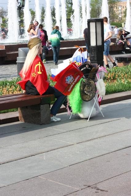 09 мая 2011г. Москва. Поклонная гора. Праздник. Девушка продает флаги, солдатские пилотки.