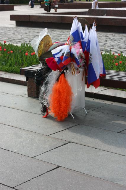 09 мая 2011г. Москва. Поклонная гора. Праздник. Торговля  флагами, солдатскими пилотками.