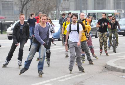 05 мая 2011г. Москва. Молодежь, ролики, активный отдых. Катание на роликах.