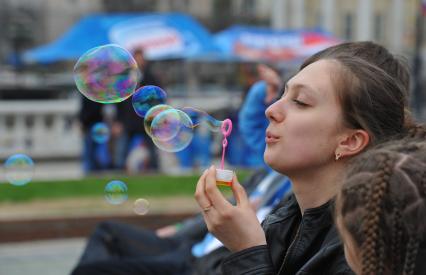 05 мая 2011г. Москва. Молодежь, пускание мульных пузырей, развлечение.