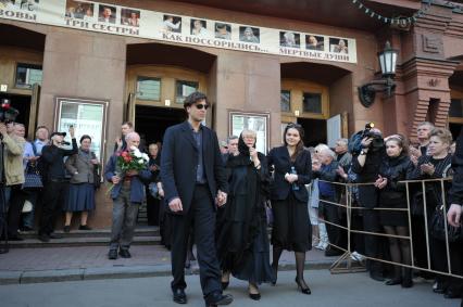 05 мая 2011г. Храм Воскресения Словущего на Успенском Вражке. Похороны актера Александра Лазарева-старшего. На снимке: Актер Александр Лазарев-младший, вдова актера Александра Лазарева-старшего актриса Светлана Немоляева и её внучка Полина (слева направо