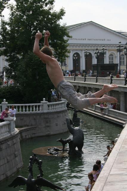 Жара в Москве. Купание в фонтане на Манежной площади.