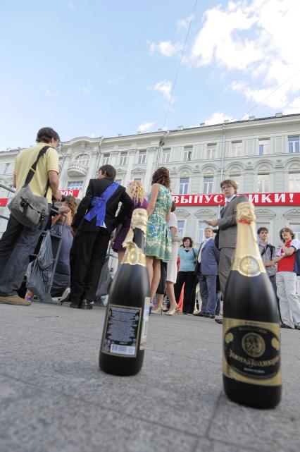 Выпускной вечер. Молодежь пьет шампанское.