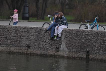 Отдых в парке Измайлово, Москва, 5 мая 2011 г. Молодежь, прогулка.