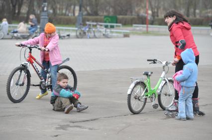 Отдых в парке Измайлово, Москва, 5 мая 2011 г. Дети на велосипедах.