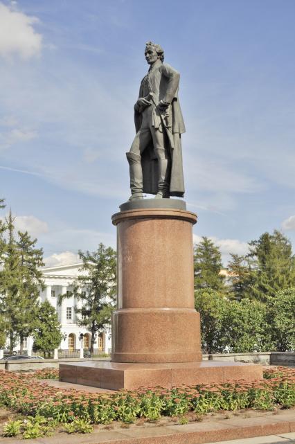 Памятник А. В. Суворову на Суворовской площади (бывшая площадь Коммуны). Установлен в 1982 г. Скульптор - О. К. Комов, архитектор - В. А. Нестеров 25 августа 2010.