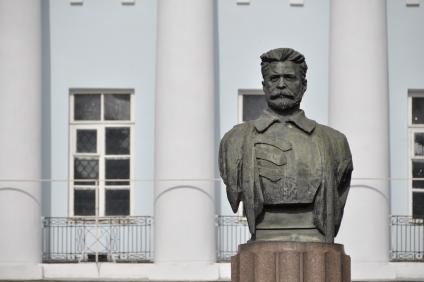 Памятник Михаилу Фрунзе у Центрального Дома Российской Армии в Москве. 25.08.2010 г.