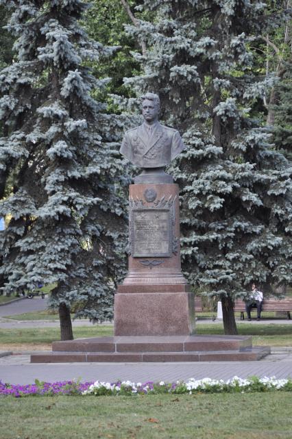 Памятник В. И. Попкову. Скульптор - Лев Кербель. Бронзовый бюст установлен в 1953 году в Москве на Самотечной площади.
Виталий Попков - дважды Герой Советского Союза, летчик-ас (легендарный 5-й гвард. авиационный полк). Всего совершил 475 боевых вылетов, провел 117 воздушных боев, лично сбил 41 и в группе 1 самолет противника. Прототип лейтенанта \"Кузнечика\" из к/ф \"В бой идут одни старики\". Почетный гражданин Москвы.