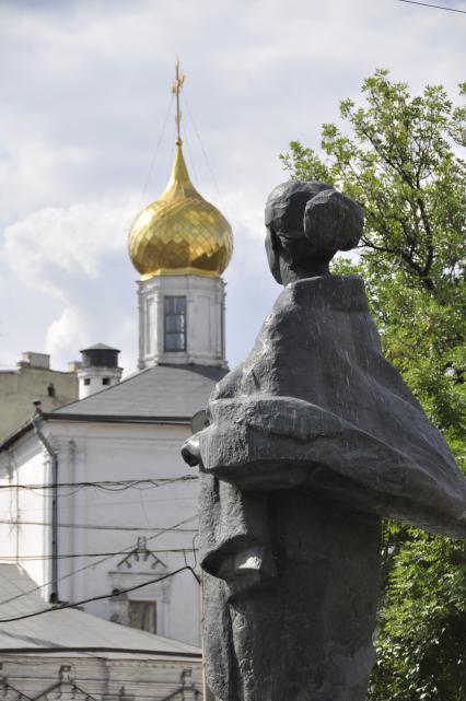 Памятик Н. К. Крупской на Сретенском бульваре в Москве.