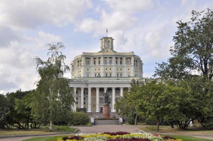 Центральный академический театр Российской армии (до 1951 года . Центральный театр Красной армии, 1951-1993 - Центральный театр Советской армии) - московский академический (с 1975) драматический театр. Располагается по адресу: Суворовская площадь, дом 2 (28 августа 2008).