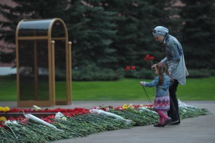 08 мая 2011г. Москва. Вечный огонь в Александровском саду. Возложение цветов.