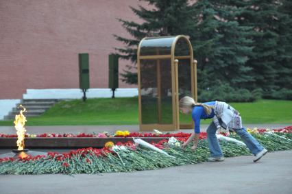08 мая 2011г. Москва. Вечный огонь в Александровском саду. Возложение цветов.