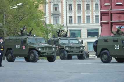 09 мая 2011г. Москва. Красная площадь. Парад, посвященный 66-й годовщине Победы в Великой Отечественной войне. На фото: боевая техника Бронеавтомобиль Тигр.