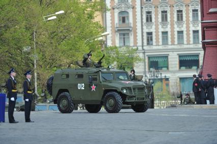 09 мая 2011г. Москва. Красная площадь. Парад, посвященный 66-й годовщине Победы в Великой Отечественной войне. На фото: боевая техника Бронеавтомобиль Тигр.