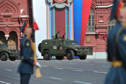 09 мая 2011г. Москва. Красная площадь. Парад, посвященный 66-й годовщине Победы в Великой Отечественной войне. На фото: боевая техника Бронеавтомобиль Тигр.