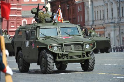 09 мая 2011г. Москва. Красная площадь. Парад, посвященный 66-й годовщине Победы в Великой Отечественной войне. На фото: боевая техника Бронеавтомобиль Тигр.