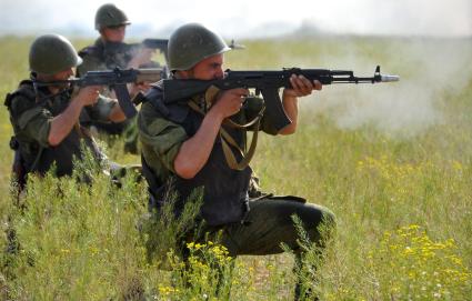 Армия. Учения. Военная подготовка. Стрельба из автомата. Полигон.  24 мая 2011 г.24 мая 2011 г.