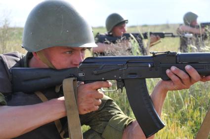 Армия. Учения. Военная подготовка. Стрельба из автомата. Полигон.  24 мая 2011 г.24 мая 2011 года Астрахань