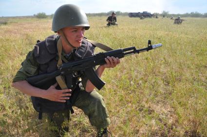 Армия. Учения. Военная подготовка. Стрельба из автомата. Полигон.  24 мая 2011 г. 24 мая 2011 года Астрахань