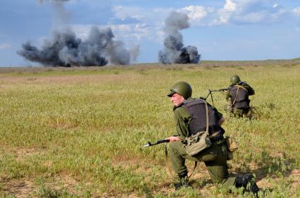 Армия. Военная подготовка. Учения. Солдат на полигоне. Поле боя. Солдат с автоматом.  24 мая 2011 г.