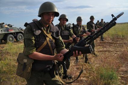 Армия. Учения. Военная подготовка. Стрельба из автомата. полигон.  24 мая 2011 г.