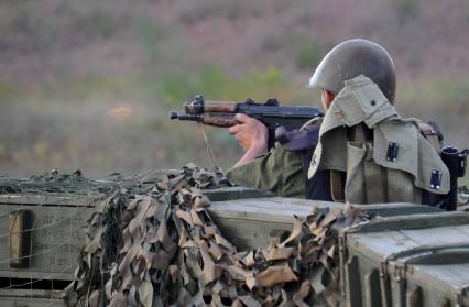 Армия. Учения. Военная подготовка. Стрельба из автомата. полигон.  24 мая 2011 г.