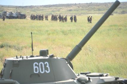 Учения. Армия. Военная подготовка. Боевая техника. Танк. Полигон. Солдаты. 24 мая 2011 г.