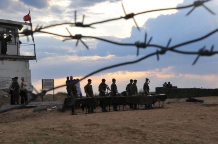 Учения. Армия, военная подготовка, солдаты, пост, ограждение, колючая проволка. 24 мая 2011 г.